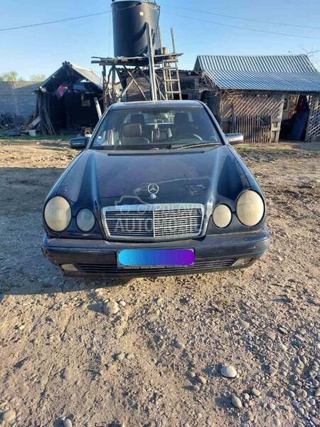 Mercedes Benz E 220 -  kompletan auto u delovima
