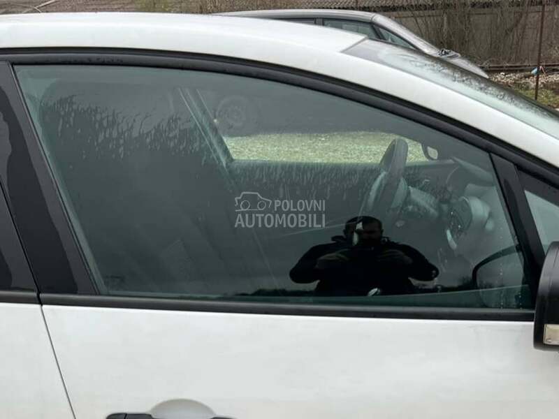 Staklo prednje desno za Renault Clio od 2012. do 2020. god.