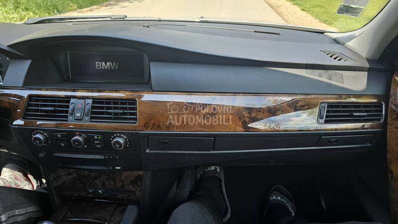tabla sa cup holderima e60 e61 za BMW Serija 5 od 2003. do 2007. god.