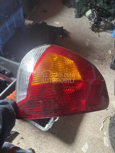 Desno Stop svetlo i stop lampa za Hyundai Santa Fe od 2000. do 2006. god.