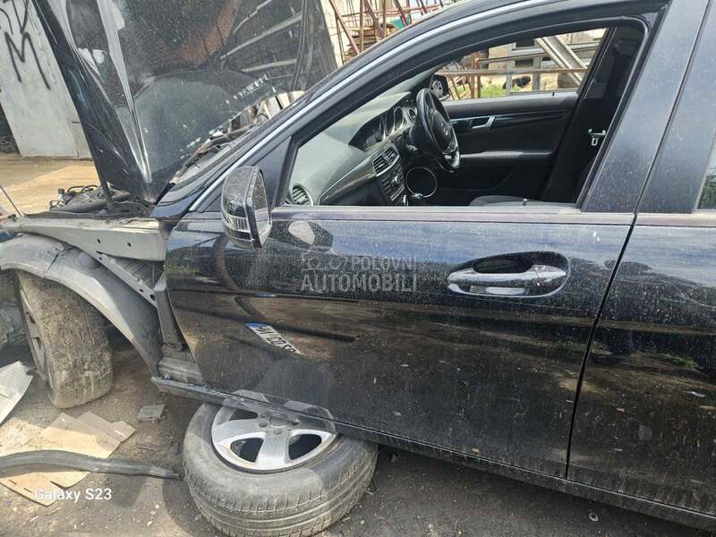 vrata da je pitanju devojka za Mercedes Benz C Klasa od 2007. do 2015. god.