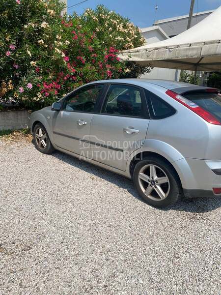 Ford Focus hecbek 2006. god. -  kompletan auto u delovima