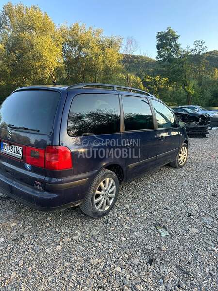 Volkswagen Sharan Delovi 2004. god. -  kompletan auto u delovima
