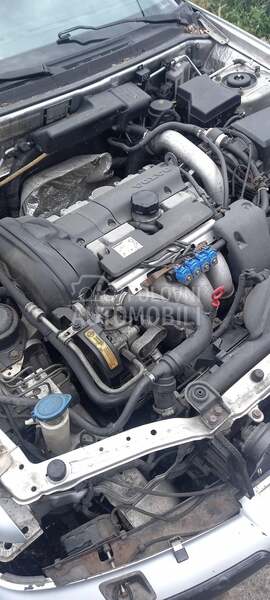 Volvo V40 2003. god. -  kompletan auto u delovima