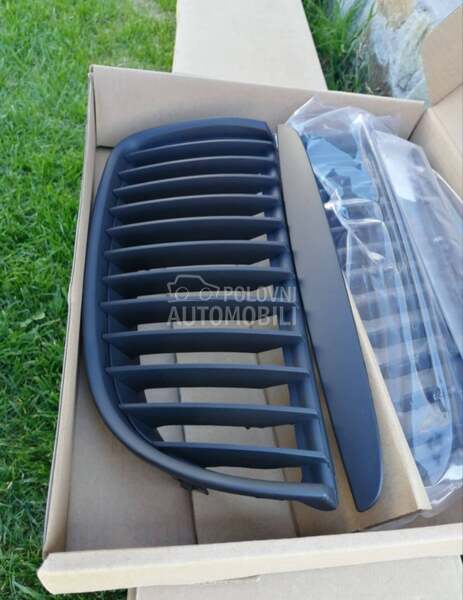 E90 E91 mat crni grill bubrezi za BMW 315, 316, 318 ... od 2007. do 2011. god.
