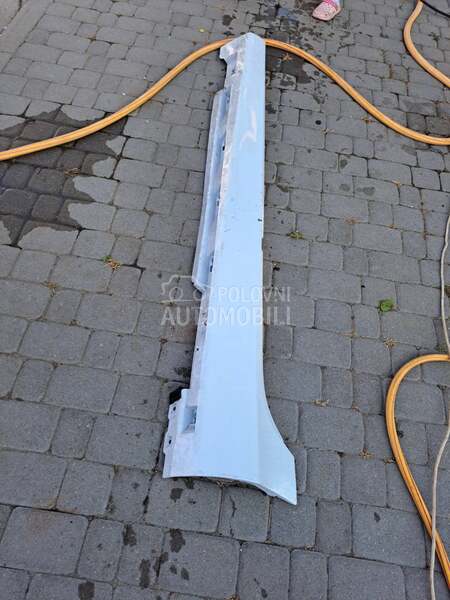 Levi prag sajtna za Volvo V40 od 2012. do 2020. god.