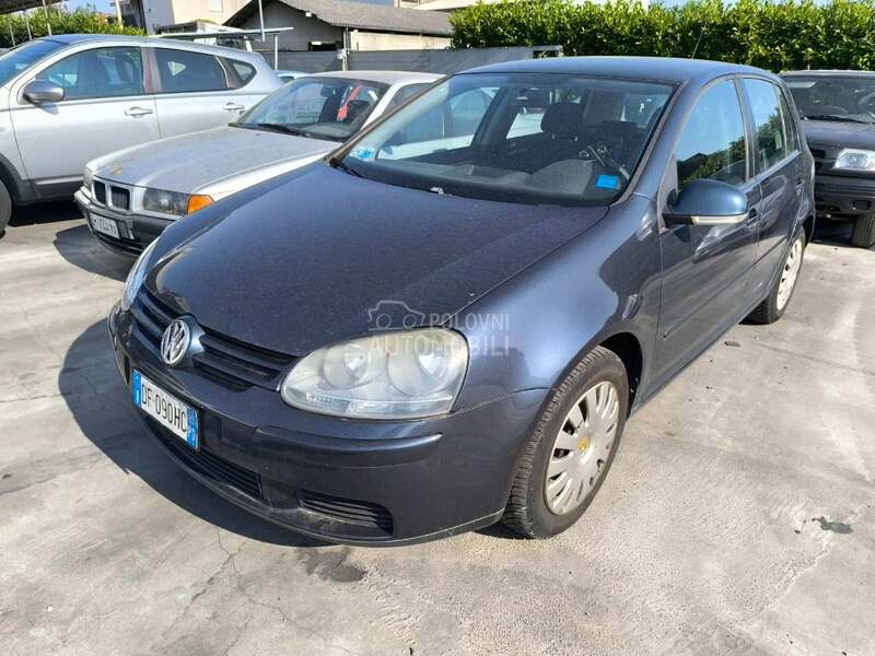 Maska izmedju farova za Volkswagen Golf 5 od 2003. do 2008. god.