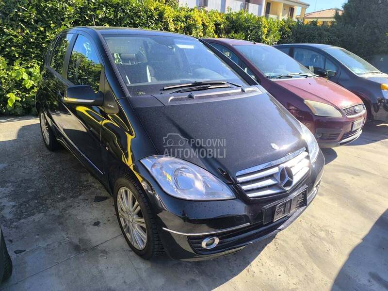 Desno krilo za Mercedes Benz A 180 od 2008. do 2012. god.