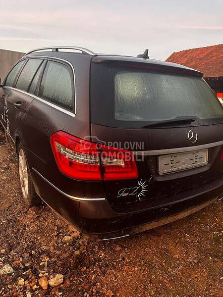 Mercedes Benz E Klasa -  kompletan auto u delovima
