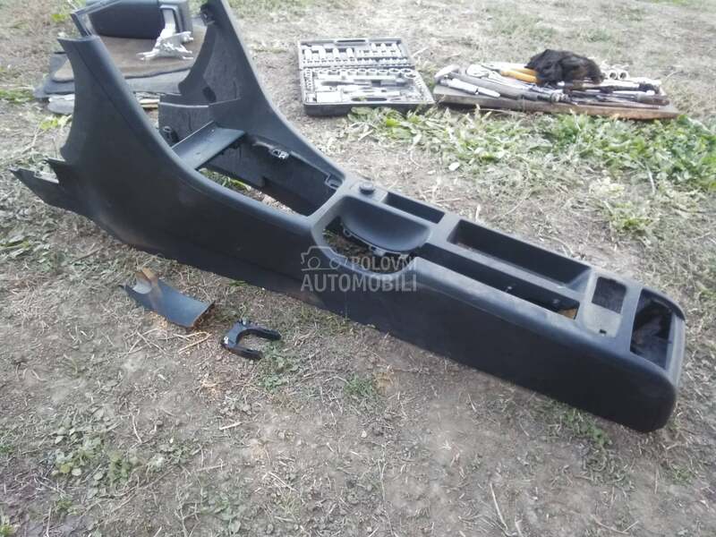 Plastika oko menjaca i rucne za Audi A4