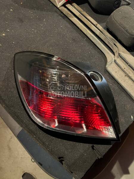 lampa hecbek restajling za Opel Astra H od 2004. do 2012. god.