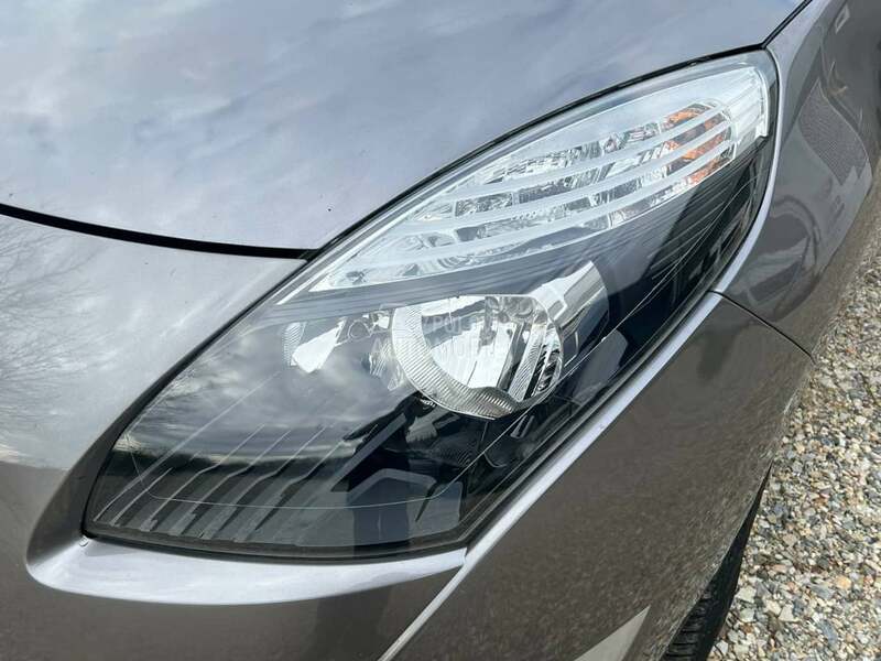 Far levi za Renault Grand Scenic od 2009. do 2013. god.