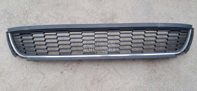 Centralna resetka u braniku za Volkswagen Polo od 2009. do 2016. god.