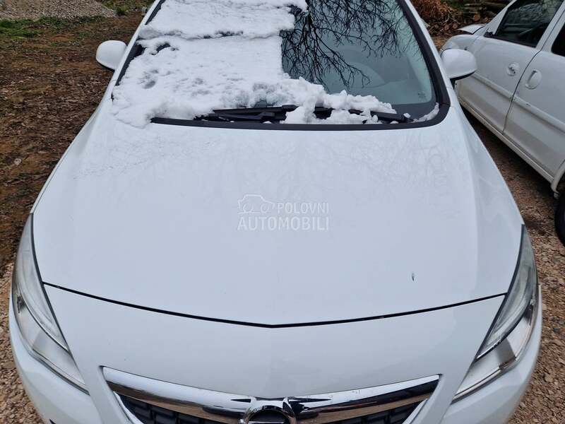 Hauba bela boja za Opel Astra J