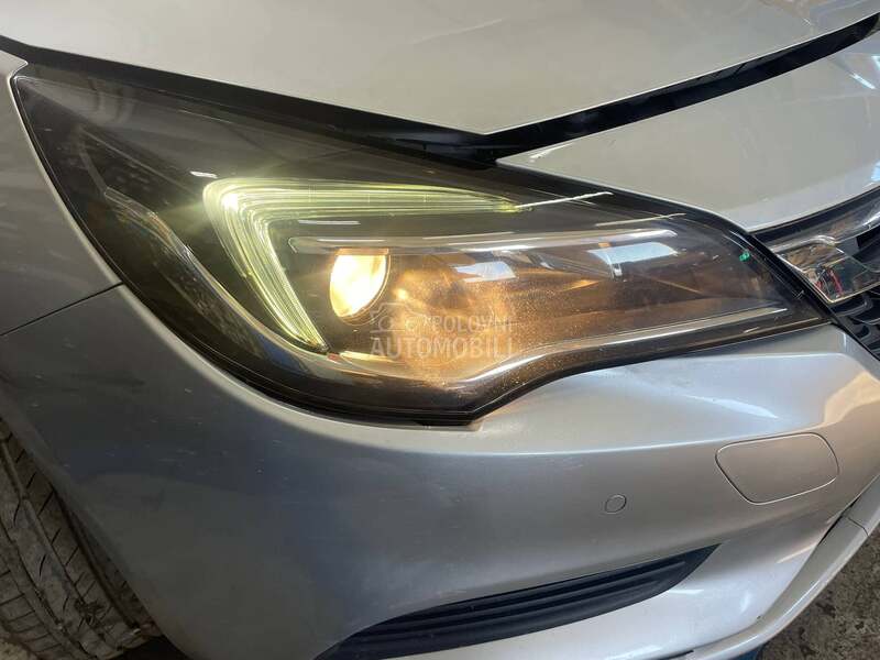 Farovi levi desni LED za Opel Astra K