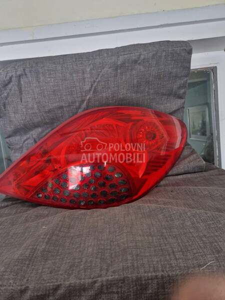 Lampa desna za Peugeot 207