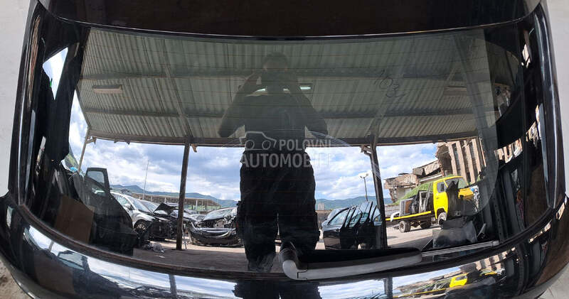 STAKLO za Audi Q3
