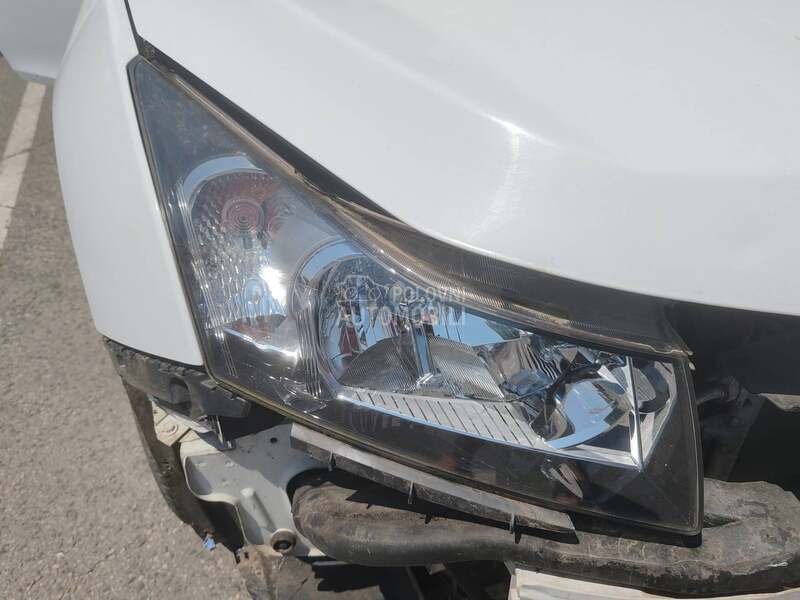 desni far za Chevrolet Cruze od 2009. do 2013. god.