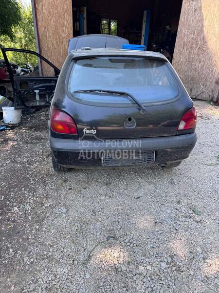 Ford Fiesta 1.8tdd 2001. god. -  kompletan auto u delovima