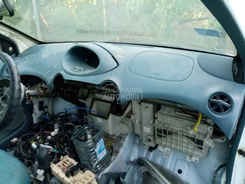 instrument tabla za Toyota Yaris od 1999. do 2004. god.