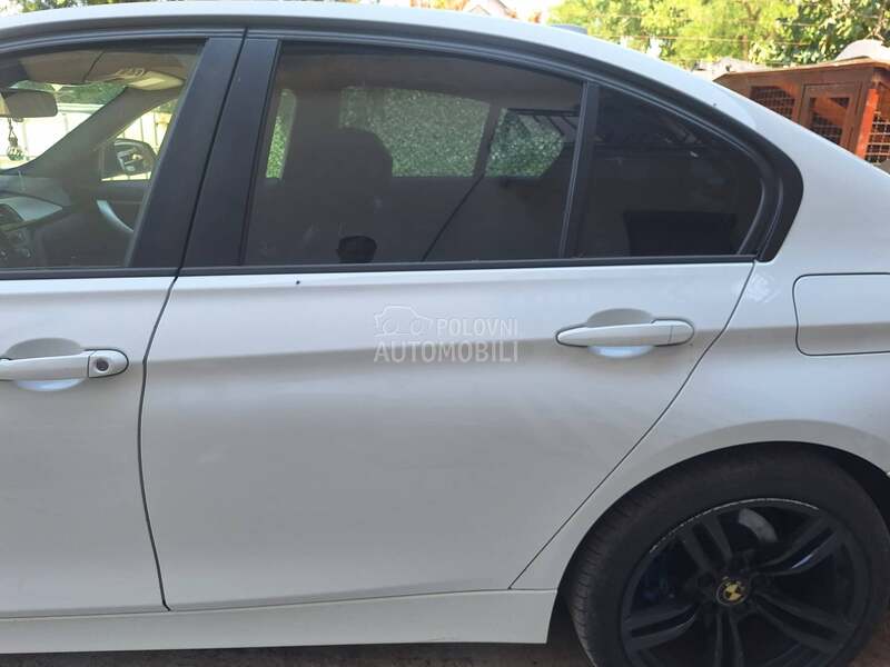 Vrata zadnja leva bela F30 za BMW 315, 316, 318 ... od 2011. do 2018. god.
