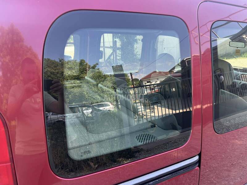Staklo zadnje desno za Renault Kangoo od 2003. do 2009. god.