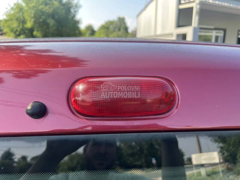 Stop svetlo treće za Renault Kangoo od 2003. do 2009. god.