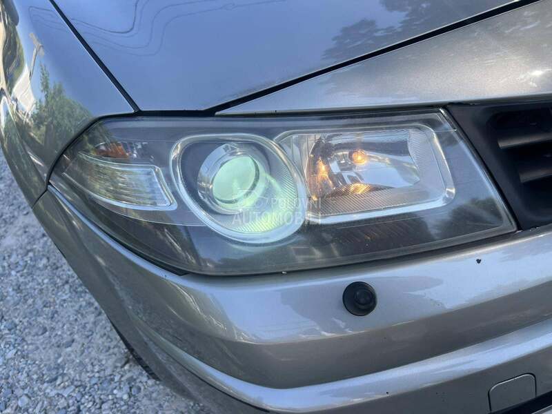 Far Xenon desni za Renault Megane od 2006. do 2008. god.