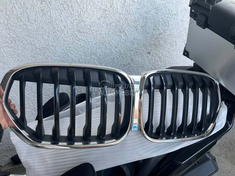 Maska grill gril bubrezi za BMW X1 od 2020. do 2022. god.
