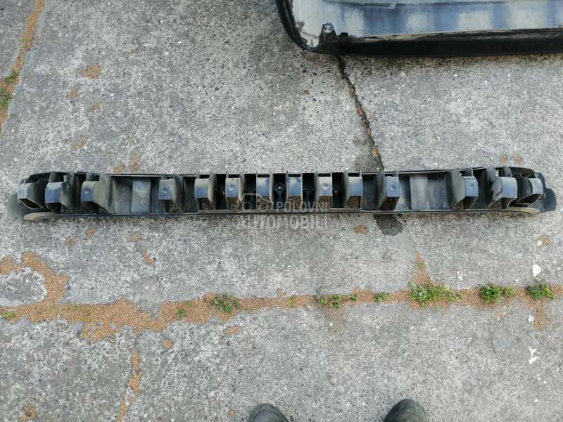nosac zadnjeg branika za Citroen C5 od 2001. do 2005. god.