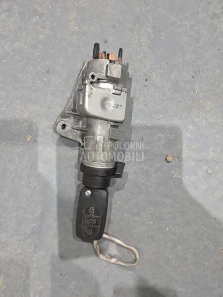 Kontakt brava sa kljucem za Audi A4 od 2001. do 2004. god.