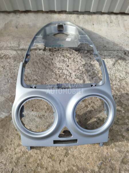 srednja konzola istrum.table za Opel Corsa D od 2006. do 2014. god.