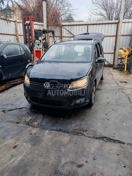 Volkswagen Touran 2012. god. -  kompletan auto u delovima