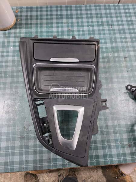 plastika oko menjaca f30 f31 za BMW Serija 3 od 2012. do 2017. god.