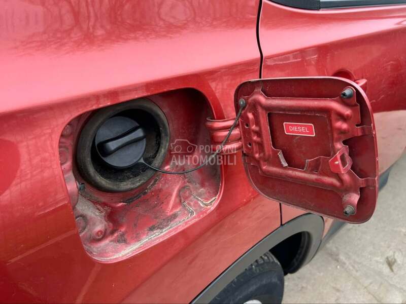 Poklopac rezervoara oranž za Nissan Qashqai od 2006. do 2013. god.