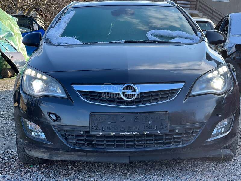 Branik prednji kompletan za Opel Astra J od 2008. do 2013. god.