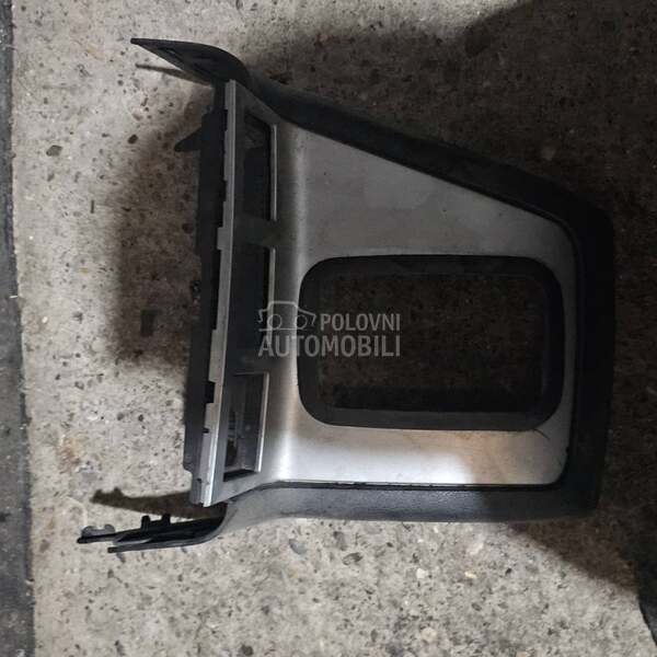 Plastika oko menjača za Renault Laguna od 2001. do 2007. god.
