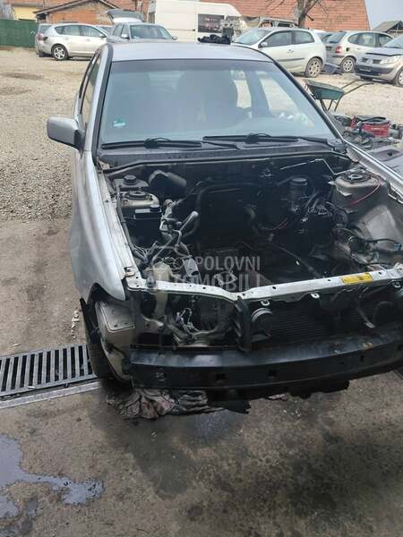 Volvo V40 2004. god. -  kompletan auto u delovima