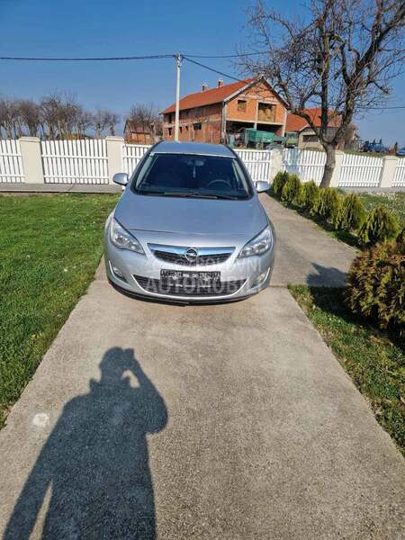 Ukrasna maska za Opel Astra J od 2009. do 2016. god.