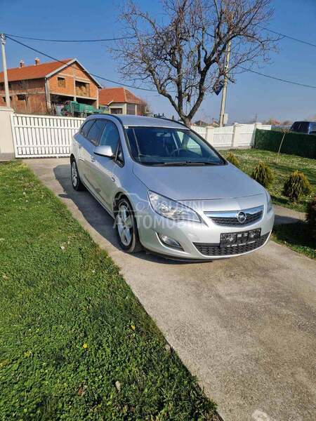 Desni far za Opel Astra J od 2009. do 2016. god.