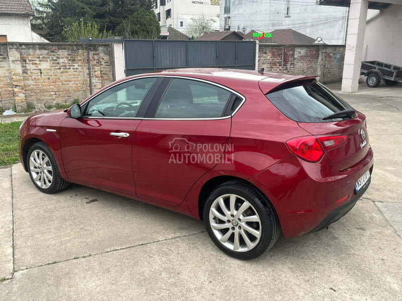 Alfa Romeo Giulietta 2013 photo 2