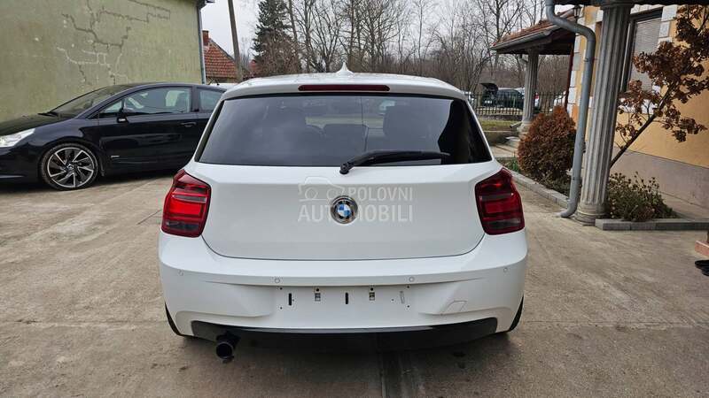 Tamna stakla fabricki V oznaka za BMW 125, 116, 118 ... od 2011. do 2014. god.