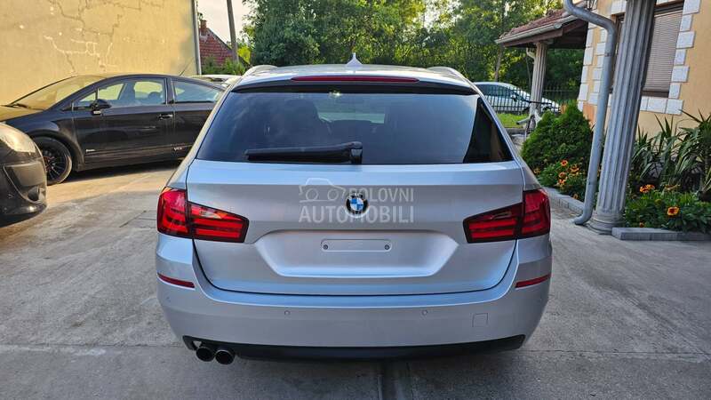 Tamna stakla fabricki V oznaka za BMW 518, 520, 523 ... od 2010. do 2017. god.