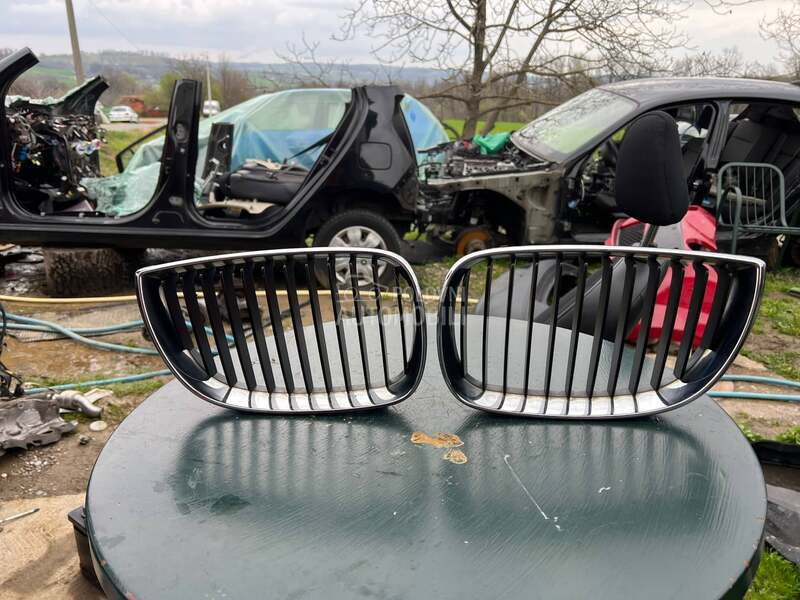 Maska gril leva desna za BMW Serija 1 od 2004. do 2007. god.