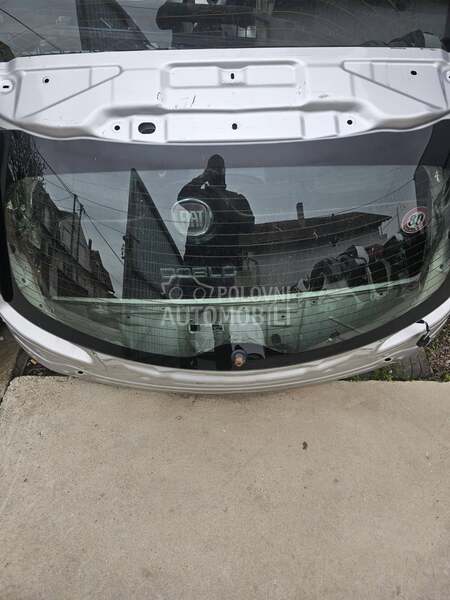 Zadnja sofersajbna za karavana za Opel Insignia od 2009. do 2013. god.