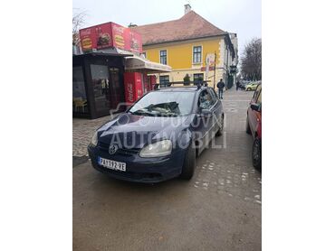 Volkswagen Golf 5 , 2.200 €, 2004. Hečbek, Benzin | 1390 cm3, 240.000 km, 55kW (75 KS), Manuelni 5 brzina, 2/3 vrata, 5 sedišta, Pančevo
