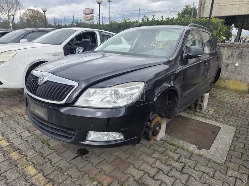 Škoda Octavia 2010. god. -  kompletan auto u delovima