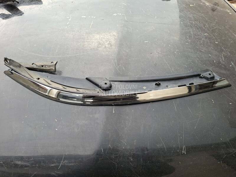 lajsna na desnom faru za Volkswagen Passat B8