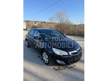 Opel Astra J , 4.500 €, 2011. Hečbek, Benzin | 1364 cm3, 214.770 km, 88kW (120 KS), Manuelni 6 brzina, 4/5 vrata, 5 sedišta, Boleč