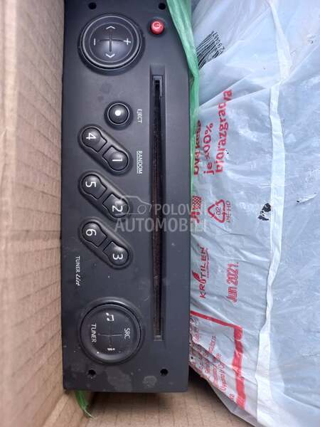 Radio CD original za Renault Megane od 2001. do 2007. god.